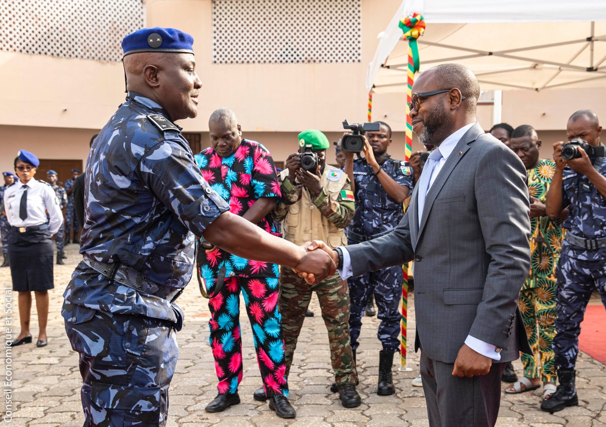 J’ai pris part à la cérémonie d’élévation au grade d’Inspecteur général de Police de 2ᵉ classe de Brice ALLOWANOU, DG de la Police Républicaine. Une distinction méritée qui consacre un parcours de rigueur et de loyauté au service de la République.
Félicitations à lui !🇧🇯✨