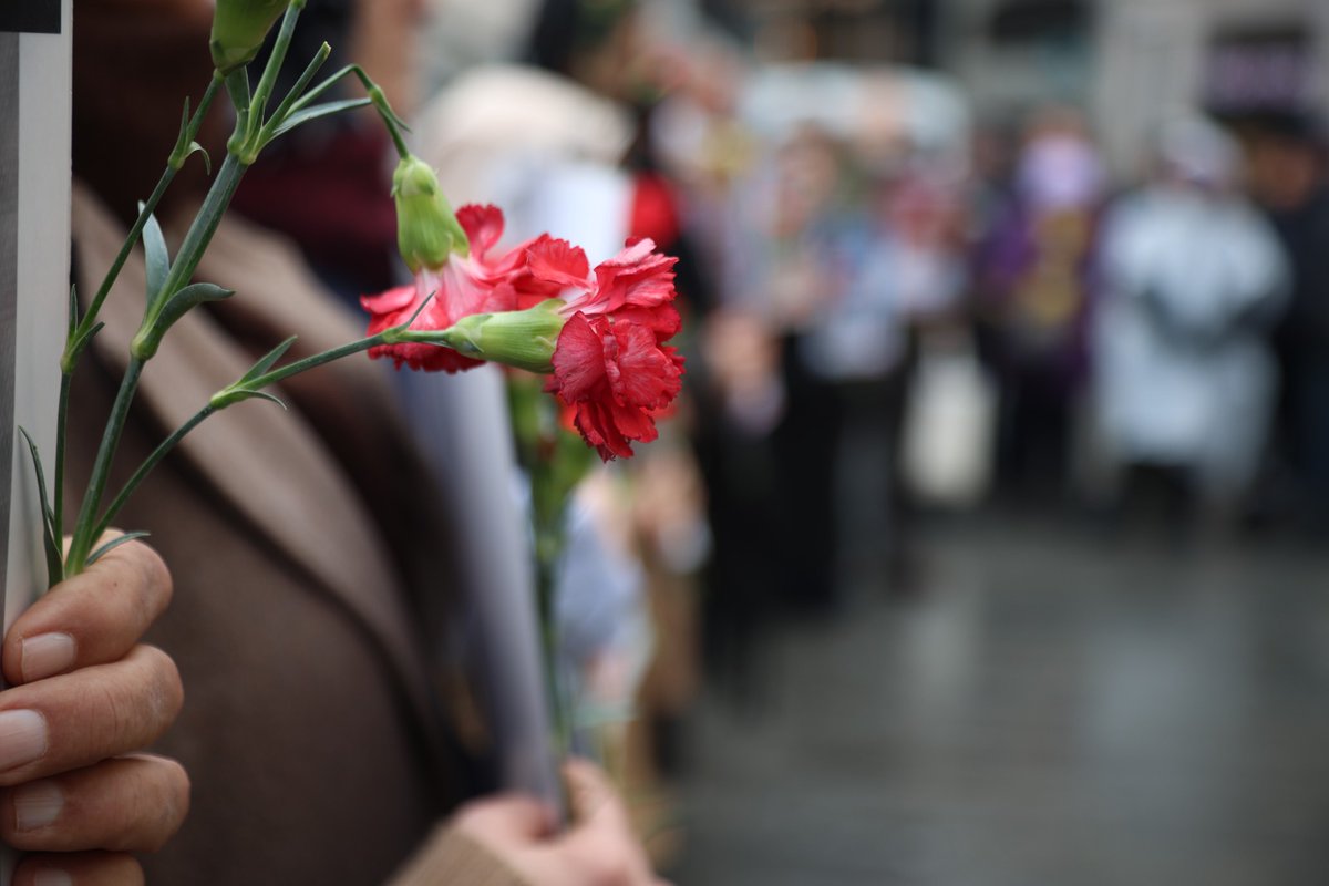 Derin adaletsizliğin, keyfi yasak ve sınırlamaların gölgesinde 1086. kez Galatasaray’dayız.

1086 haftadır ısrarla aynı gerçeği dile getiriyoruz: Adaletin yerini keyfilik aldığında, insanlar sorunlarını hukuk içinde çözme inancını yitirir. Bu inanç kaybı; öfkeyi, umutsuzluğu ve