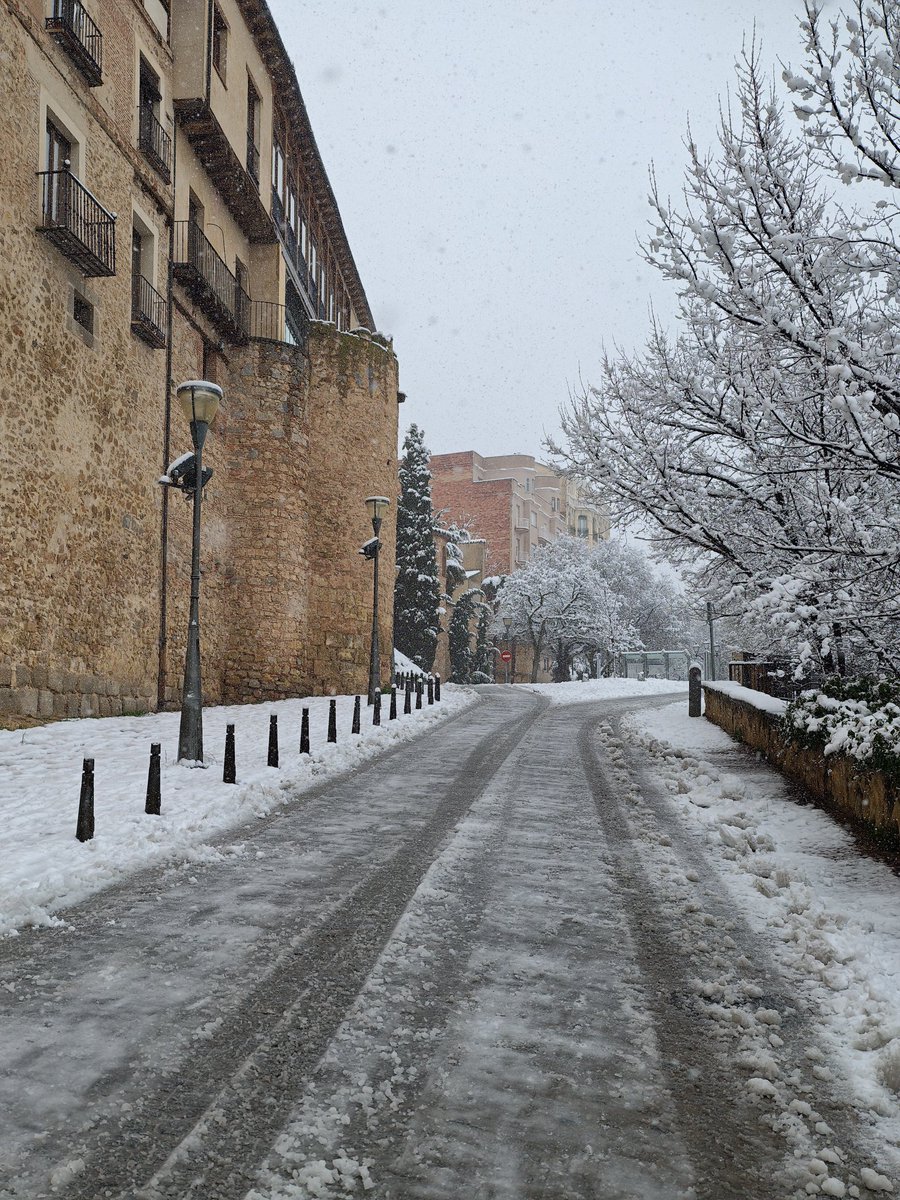 kikeochando's tweet photo. Preciosa la ciudad de #Segovia con #Nieve https://t.co/7ceR5LWG1m