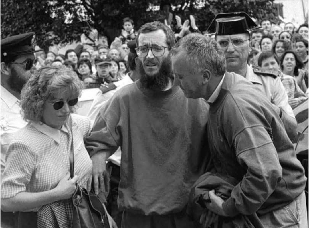 Jucil_Vizcaya's tweet image. -MEMORIA- Hoy se cumplen 30 años del secuestro de José Antonio Ortega Lara: 532 días encerrado en un zulo. El cautiverio más largo y cruel perpetrado por ETA.

Nuestros compañeros lo liberaron. Al frente, el capitán Sánchez Corbi, hoy coronel y repudiado.

Recordar es un deber 🇪🇦