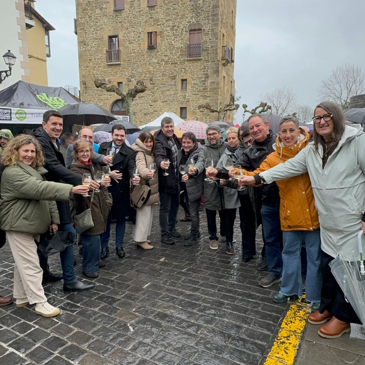 eajpnvgipuzkoa's tweet photo. 🍇 Gaur aurkeztu da #GetariakoTxakoliña -ren uzta berria!
👏 Zorionik beroena #Aiala Sukaldaritza Eskola eta #Cebanc-i, 2026ko Mahasti Jaunak, lehen sektorearen sustapenaren alde egiten duzuen lanagatik.
🙏 Eta noski, gure eskerrak eta babesa, txakoliñaren ekoizle guztiei!
🥂 Gora Getariako Txakoliña!
#Getaria #UrolaKosta #EAJPNV