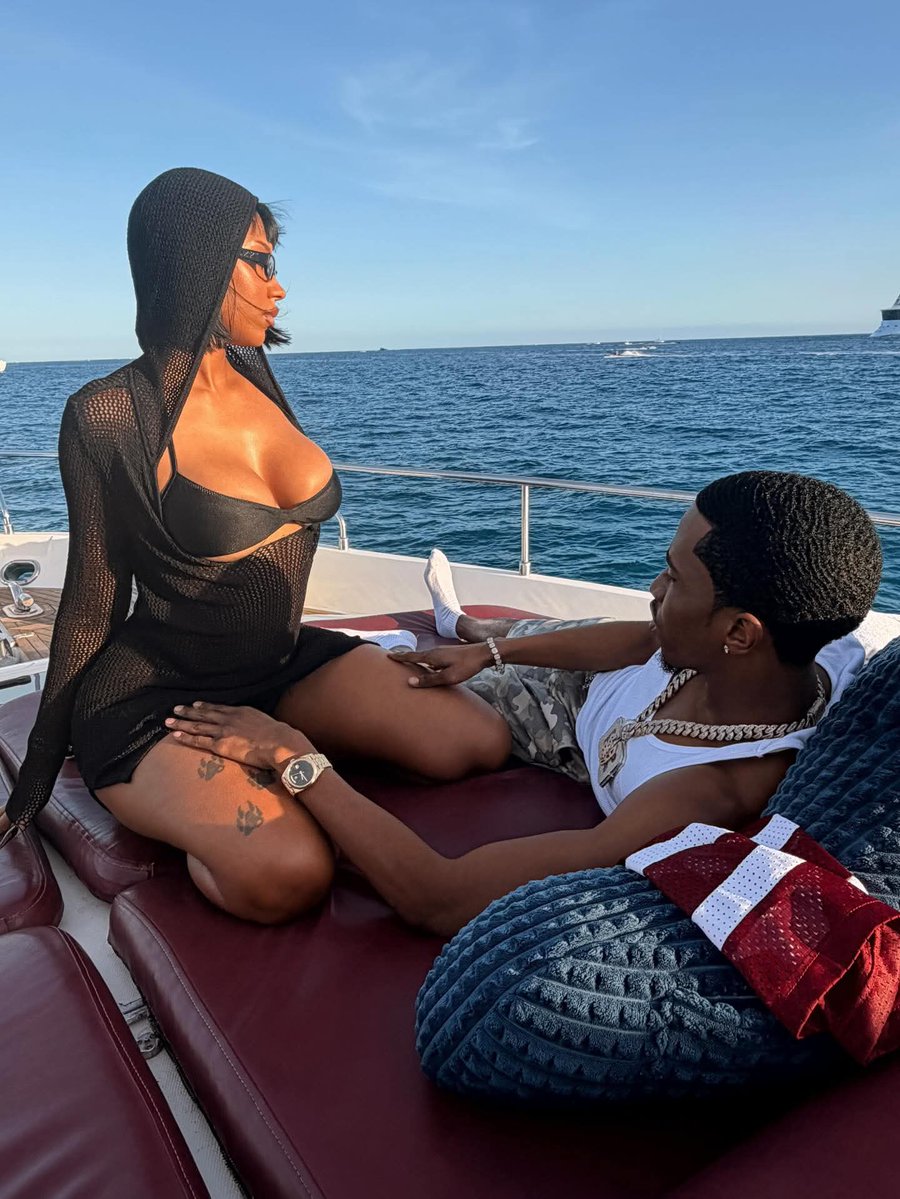 PH_Socials's tweet image. See person wey him papa dey for prison 

Next of kin dey cruise seriously 😄😄