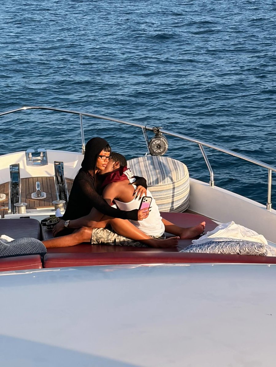 PH_Socials's tweet image. See person wey him papa dey for prison 

Next of kin dey cruise seriously 😄😄