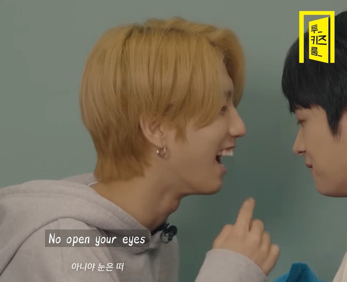 he can't close his eyes so he covered hanji eyes eh