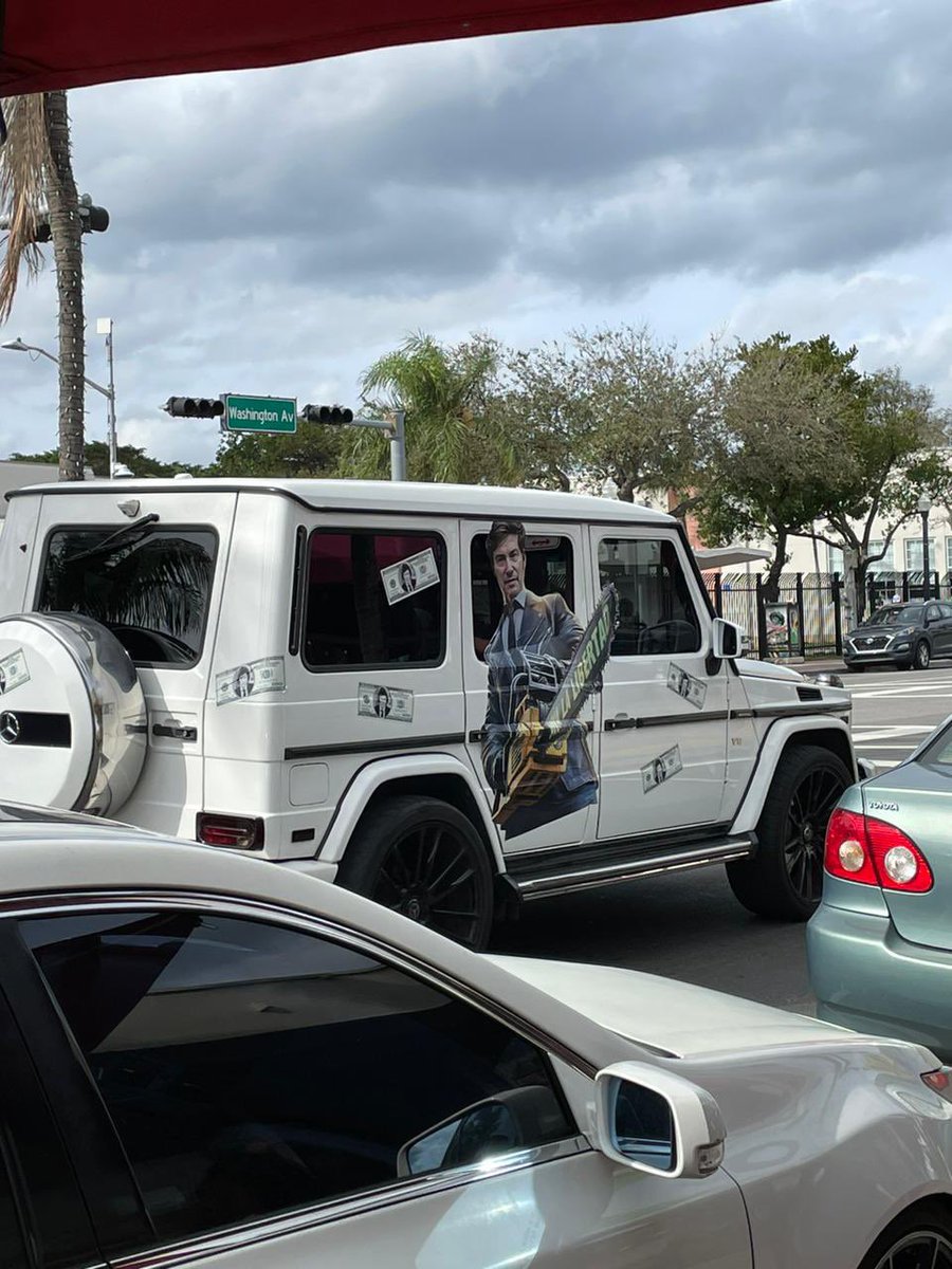 jmilei_english's tweet image. Meanwhile in Miami…