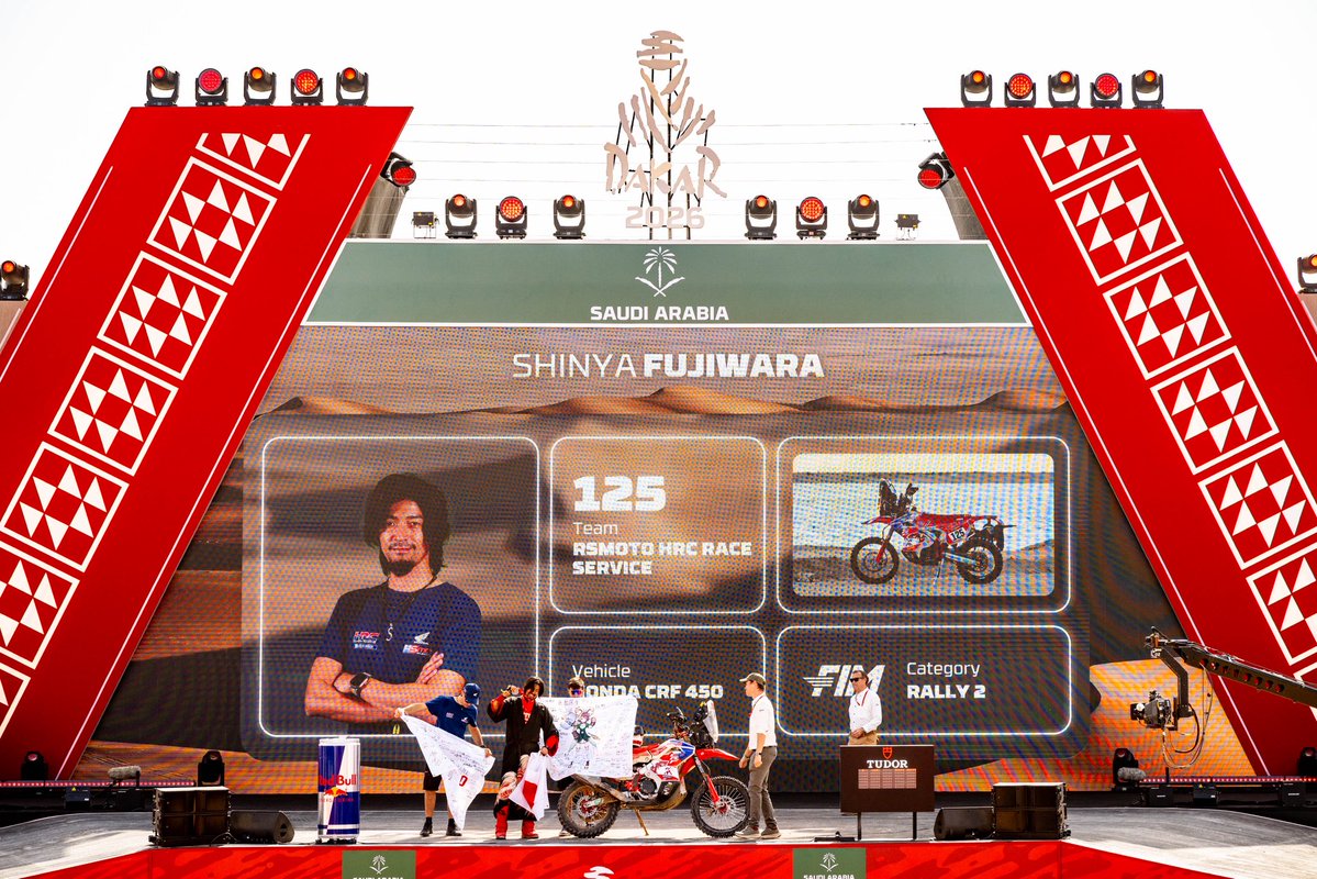 【ダカールラリー2026 初完走報告】

ついに、
長年の夢だった ダカールラリーのゴールポディウム にたどり着きました。

スタートから 15日間。
総走行距離 7683km。
そのうち、眼の骨と鎖骨骨折後に走った距離は4809km。

本当に、多くの困難がありました。
これほど険しく、これほど長いレースは、