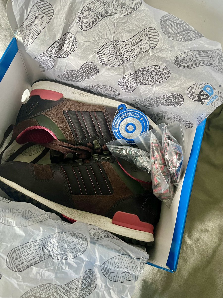Wonder if I could still wear the <a href="/Footpatrol_ldn/">Footpatrol London</a> AZX 🤔🫣 The <a href="/adidasoriginals/">adidas Originals</a> store ones are fine though..