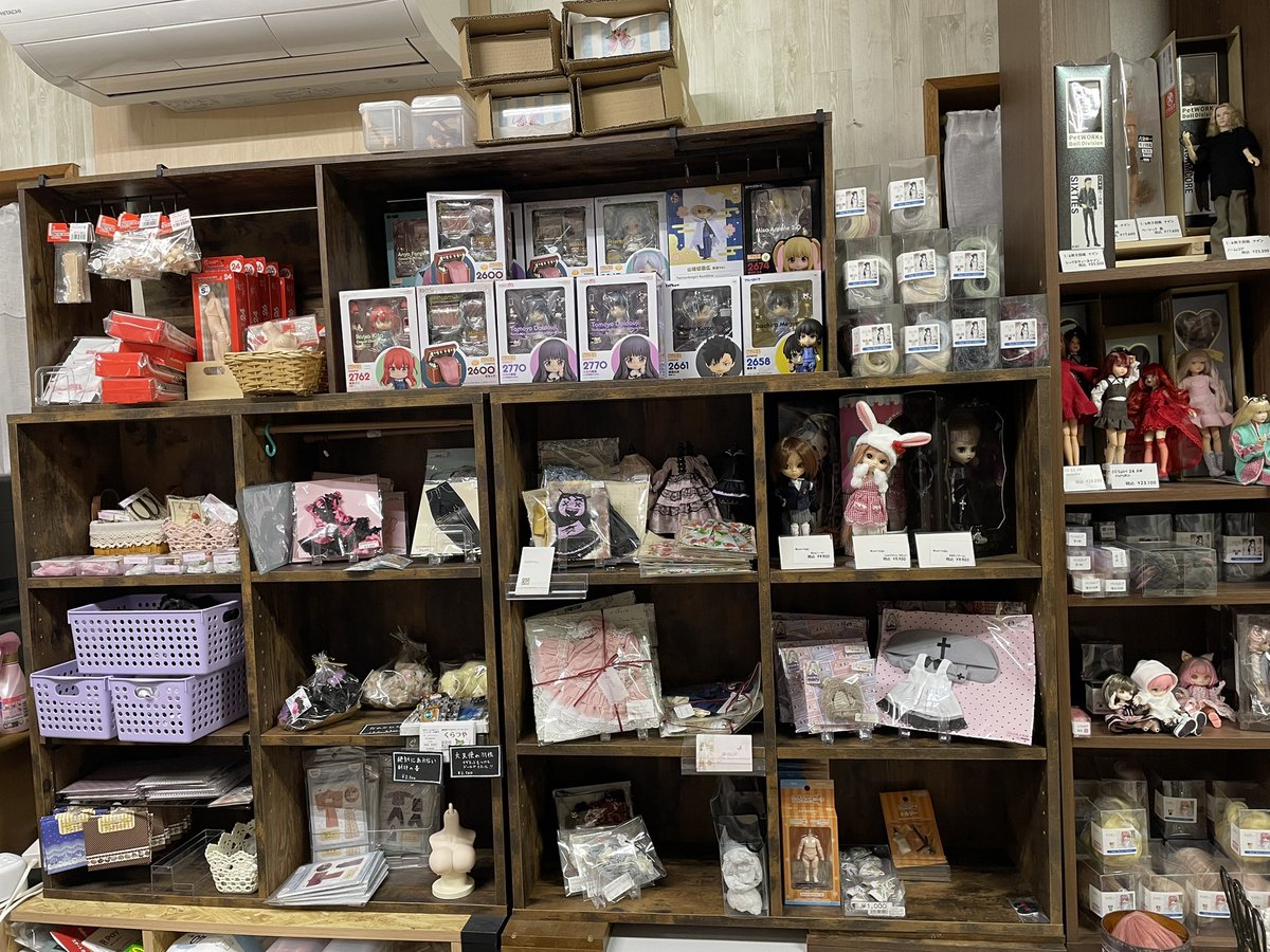 棚も少し模様替えしました
MDDサイズのお洋服の作家様を大きめの真ん中の棚にドーンと移動🩷
こちらには<a href="/mar_holic/">めるへん中毒</a> めるへん中毒様
<a href="/Maa_g_123/">ᵕ•ᴥ•ᵕ𝕄𝕒𝕒ᵕ•ᴥ•ᵕ まーのハンドメイドドレス</a>  まーのハンドメイドドレスgrace様
tirubii 様　ルビー様
のMDD、DDサイズのお洋服が並んでおりますのでよろしくお願い致します🙇