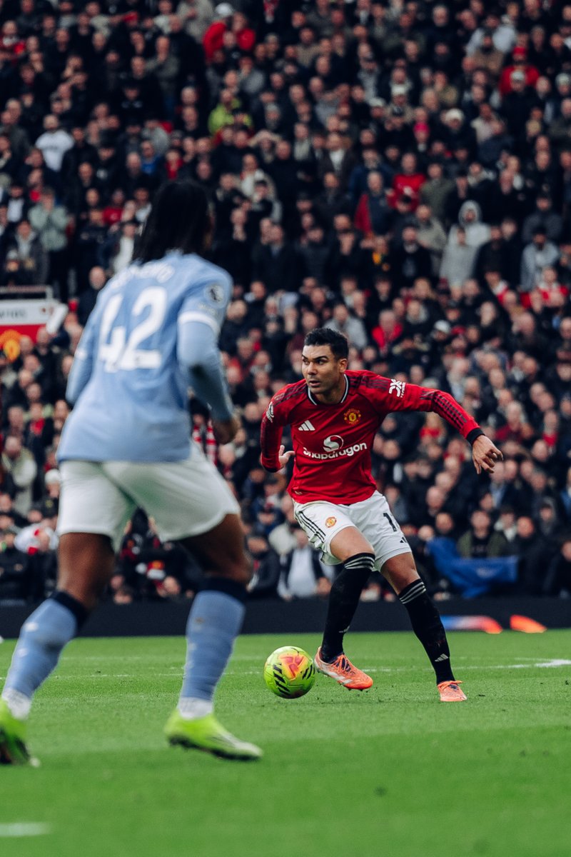 ManUtd's tweet image. Looking to break the deadlock 🔓