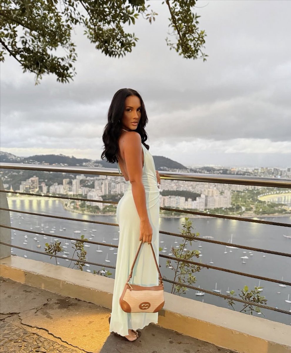 beatxriz's tweet image. imagina ter que forcar que essa mulher é feia simplesmente pq o jonas nao ficou com a padraozuda que vc queria