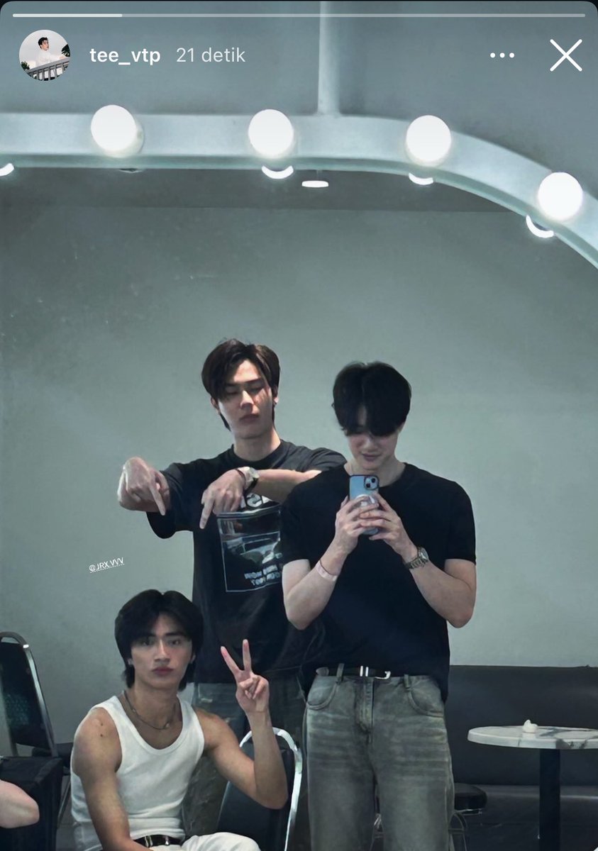 teevithe's tweet image. DEWTEE SELCA MIRROR WITH JUNIOR!!!