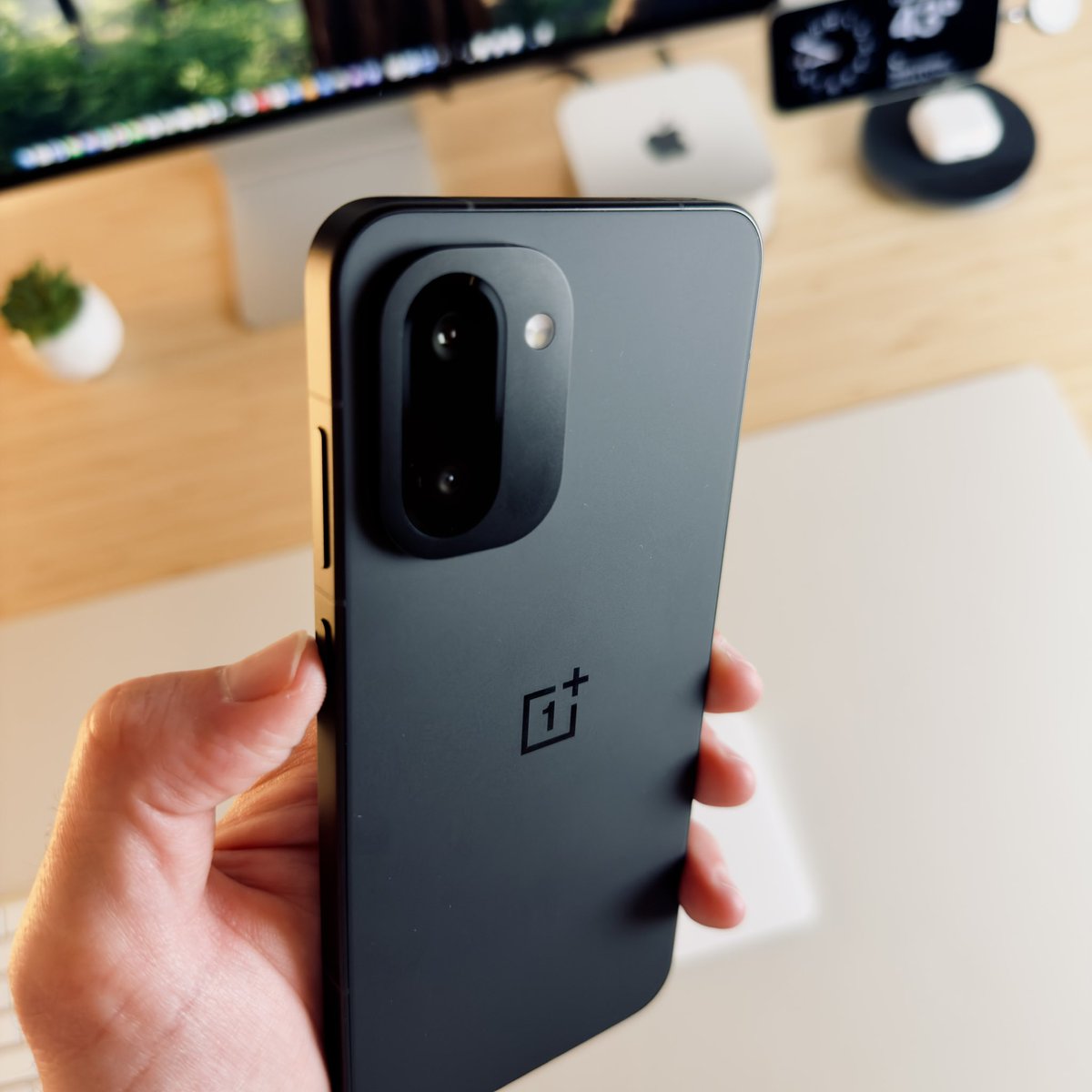 andrewjclare's tweet photo. OnePlus 15R Charcoal Black 😮‍💨 https://t.co/EMqs6WKpxc