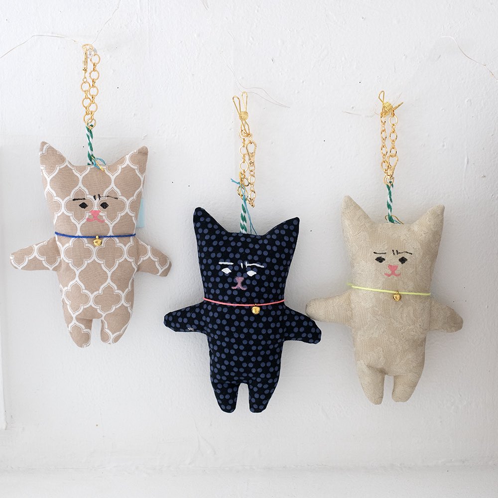 douxdimanche's tweet image. 【 ワークショップ18（日）15:30〜 】大島亜佐子さんによる縫い絵ワークショップ、キャンセルが出たため、2名さまご参加可能です📯

ミケンケコのドールチャーム or ペラペラヨメナのブローチ、選べるワークショップです💘

ご予約は Instagramのアカウント @ohshimaasako までDMくださいませ💌