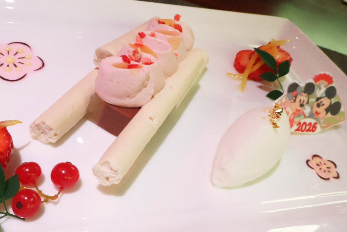 youryands's tweet photo. 黒豚のロースト合わせるのは"ガリ"😯と焦がしバターソース
サルシッチャを詰めたどんこ椎茸のファルシ
栗と黒豆のソース

苺と柚子のムラングシャンティ
中は柚子のジュレ＆ガナッシュ
上は🍓のシャンティ

右手前は甘酒風味のミルクシャーベットに金粉🤭

お節らしさは激減して少し寂しい🥲

#カンナ https://t.co/KN342KSwWX