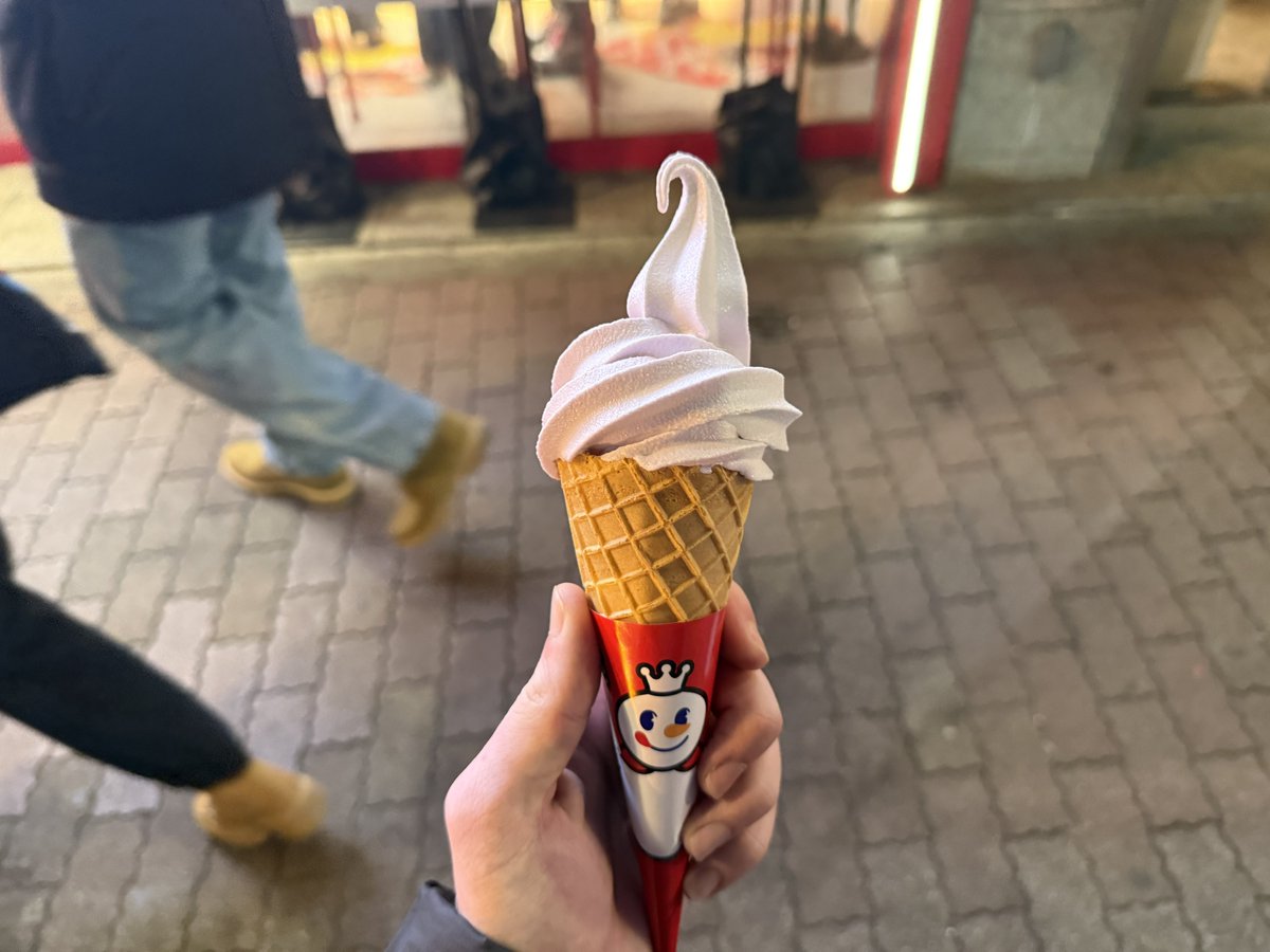 halfreturner's tweet image. ube soft serve ur phocking kidding meeeee