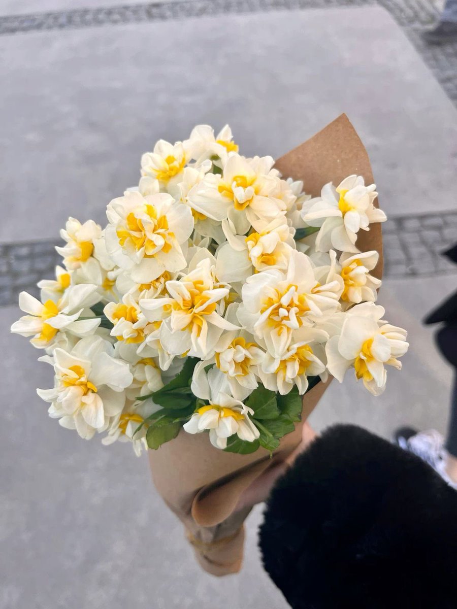 “Kışın ortasında hayatıma baharı getiren Nergis çiçeğimsin..” notuyla Nergis çiçeği alma hayali..