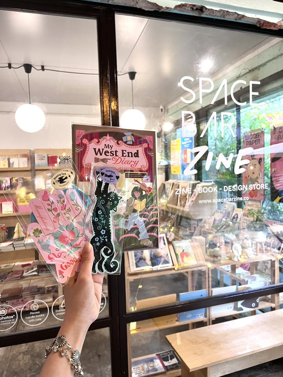 วันนี้เอา zine ละครเวทีกับกู๊ดส์บางส่วนไปวางที่ Spacebar Zine ที่ Galileoasis นะคะ ใครผ่านไปก็ไปเลือกซื้อกันได้น้า💖