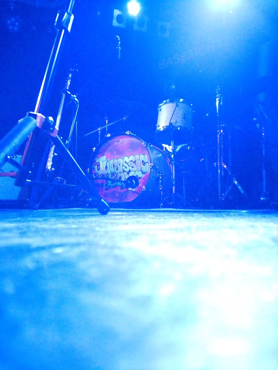 JurassicBoys現メンバーラストライブ🥹
曽我部さんゲストの豪華すぎる回！
行く度に、みなさんの仲の良さと音の良さがアップグレードされててもう最高！！
今日は2ndアルバムを抱きしめて寝ようっと
#JurassicBoys
#下北沢BASEMENTBAR
#そねださん居なくなっちゃうのさみしい