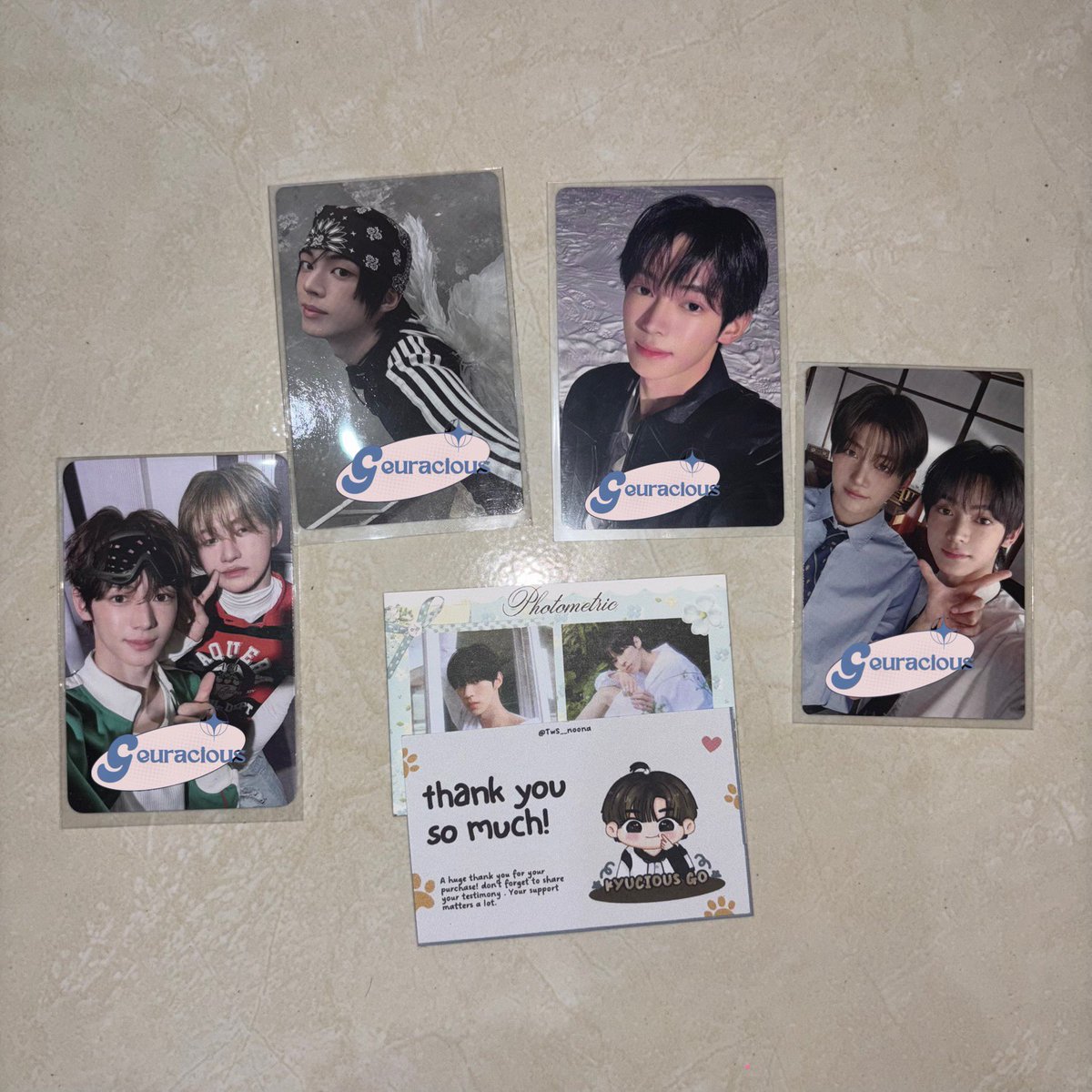 geuracious's tweet image. ✉⋆ ˚mail｡ ⋆୨୧˚

AAAAAA senang sekali 06z ku pulang diiringi ddo terbang dan ajin snow &amp;gt;_&amp;lt; gemes banget asli pengen kuliatin terus jadinya… 

thank you ya kak @Kyucious_GO sudah bantu pulangin!!!