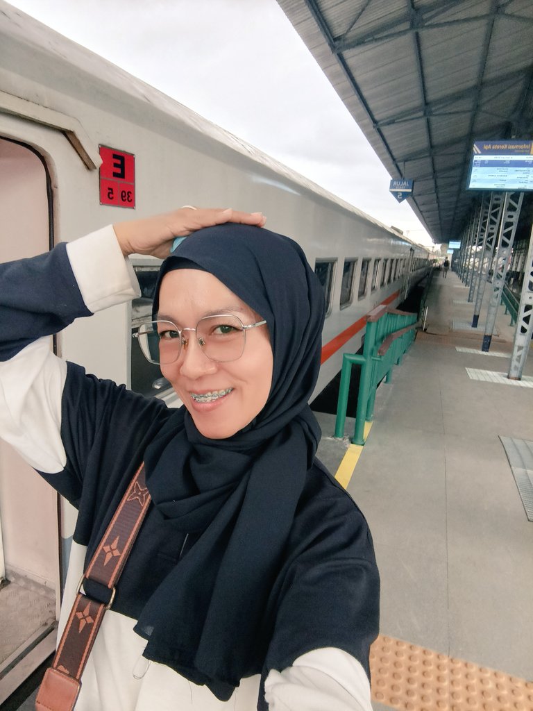 <a href="/KAI121/">Kereta Api Indonesia</a> Tapi mau rindu yang setara Yaa Allah.. 😹