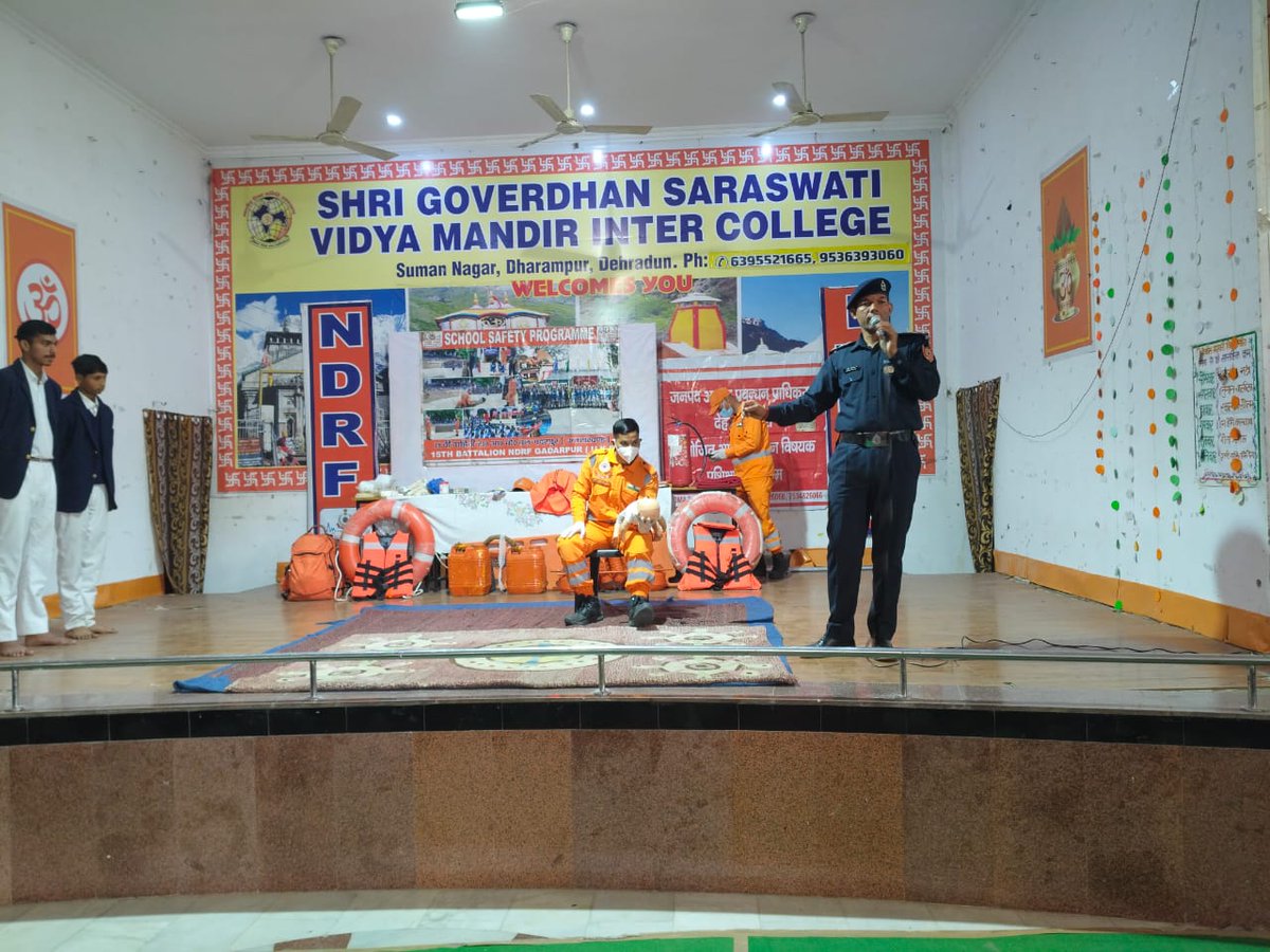 15bnNdrf's tweet image. Team 15 BN NDRF conducted a SSP at Saraswati Vidya Mandir, Dharampur, Dehradun to enhance disaster awareness and emergency preparedness.

The session included guidance on NDRF’s role, disaster precautions, CPR/FBAO/BLS, bleeding control, fire safety and earthquake do’s &amp;amp; don’ts.