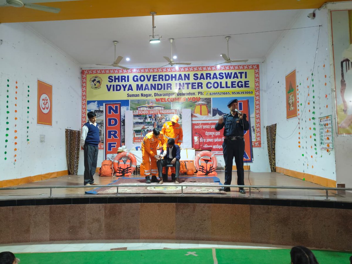 15bnNdrf's tweet image. Team 15 BN NDRF conducted a SSP at Saraswati Vidya Mandir, Dharampur, Dehradun to enhance disaster awareness and emergency preparedness.

The session included guidance on NDRF’s role, disaster precautions, CPR/FBAO/BLS, bleeding control, fire safety and earthquake do’s &amp;amp; don’ts.