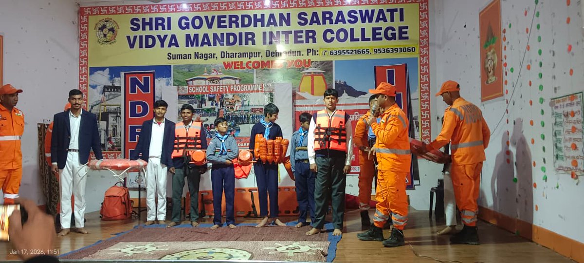 15bnNdrf's tweet image. Team 15 BN NDRF conducted a SSP at Saraswati Vidya Mandir, Dharampur, Dehradun to enhance disaster awareness and emergency preparedness.

The session included guidance on NDRF’s role, disaster precautions, CPR/FBAO/BLS, bleeding control, fire safety and earthquake do’s &amp;amp; don’ts.