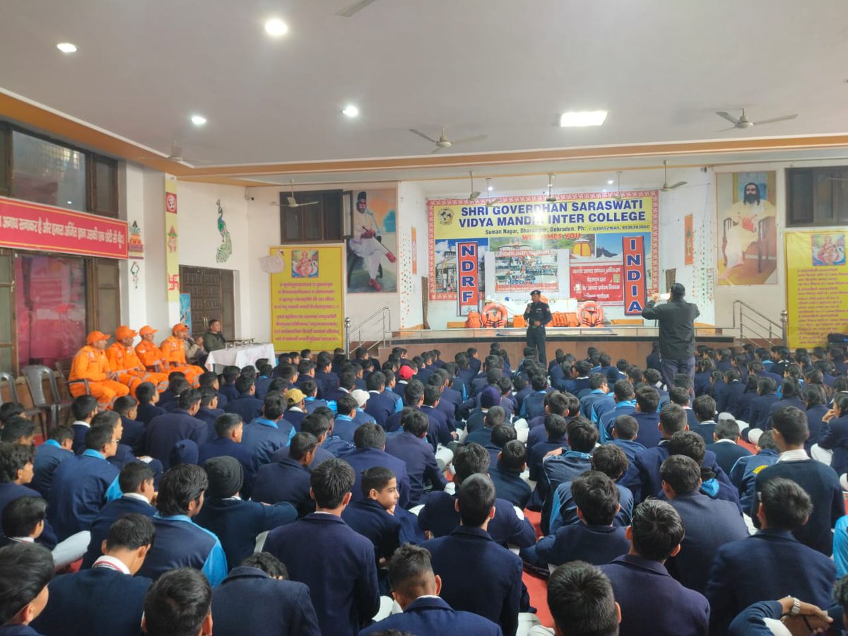 15bnNdrf's tweet image. Team 15 BN NDRF conducted a SSP at Saraswati Vidya Mandir, Dharampur, Dehradun to enhance disaster awareness and emergency preparedness.

The session included guidance on NDRF’s role, disaster precautions, CPR/FBAO/BLS, bleeding control, fire safety and earthquake do’s &amp;amp; don’ts.