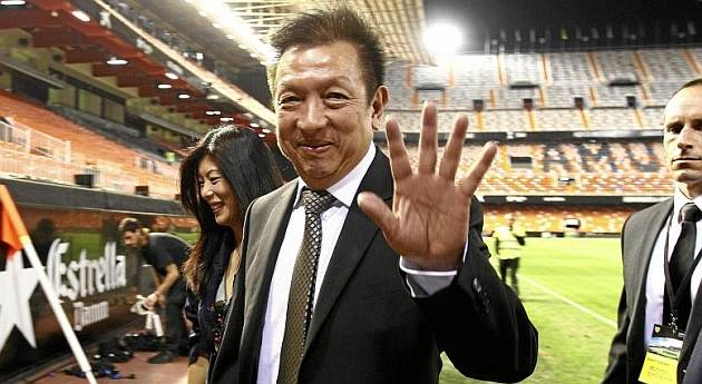 🚨Publica <a href="/lasprovincias/">LAS PROVINCIAS</a> que el pasivo de las deudas del <a href="/ValenciaCF/">Valencia CF</a> supera los 700 millones de euros, lo que sería insostenible si desciende a #SegundaDivision

🤥En 2014, tras venderse el club a Peter Lim, se aseguró que "en su quinto año la deuda será sólo de 28 M"
