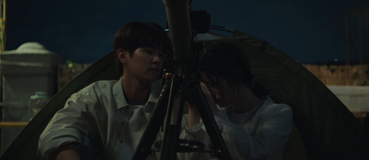 cinedahyun's tweet image. ignoring the other factors i loved the playful romantic atmosphere in this scene — they’re gazing at the stars and their dynamics as best friends is still there despite being lovers. dir. jo was very clear about this in the press con #LoveMe #DAHYUN #다현