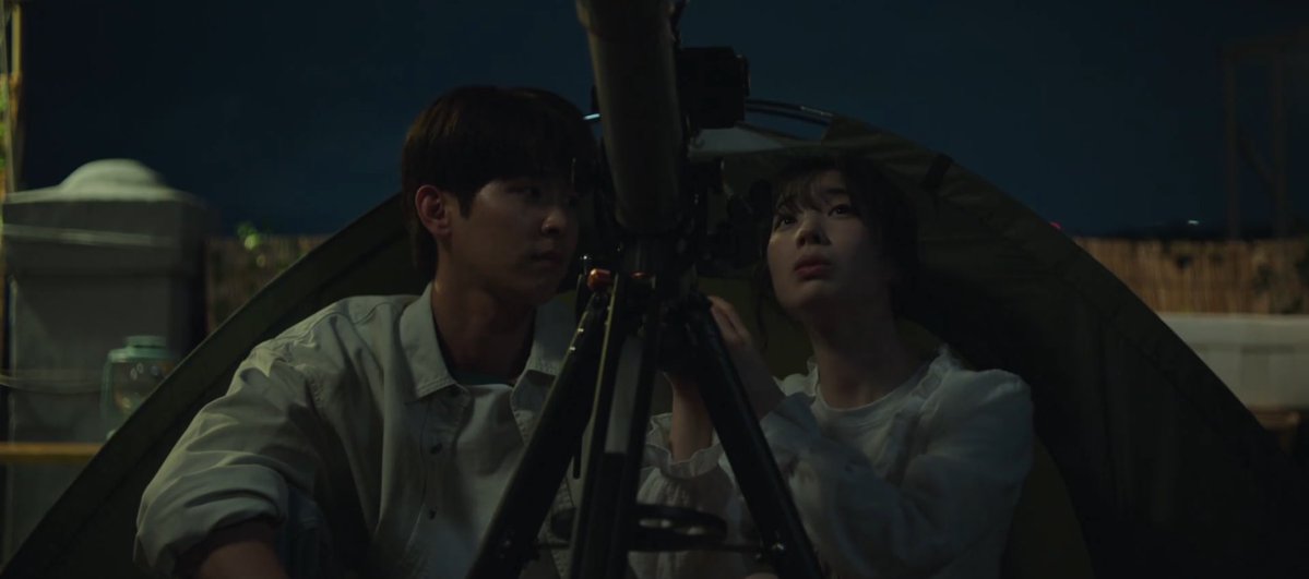 cinedahyun's tweet image. ignoring the other factors i loved the playful romantic atmosphere in this scene — they’re gazing at the stars and their dynamics as best friends is still there despite being lovers. dir. jo was very clear about this in the press con #LoveMe #DAHYUN #다현