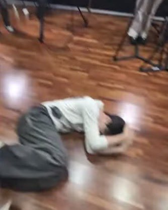 meongpool's tweet image. 못가!                                     하이힐이면말을해줘야지
못헤어져!                               아너무아프다미안해
헤어질거면
나밟고가!!