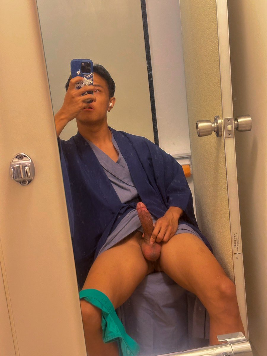 xiaofuafterdark's tweet photo. 今天跨年在日本穿浴衣，底下只穿內褲，肉棒直接從邊邊跑出來硬到爆😈  

當場尻到極限，噴了好多白濁在浴衣上…那支現地尻射完整版超色超失控💦  

誰來當第500個把我尻爆？衝到500追我就立刻放出來給你們看整根噴射的瞬間🥵  

快來把我推過線啊～要射在哪裡？A.浴衣上 B.內褲裡 C.你們嘴裡（幻想）  

回覆告訴我🤤  

#洨夫大大 #XiaofuAfterDark