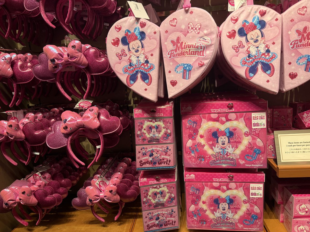 Qcocoqp's tweet photo. ボンボの在庫これだけかあ！ミニーのファンダーランド人気すごい🎀💭 #tdr_now https://t.co/zJ2ff7XhLf
