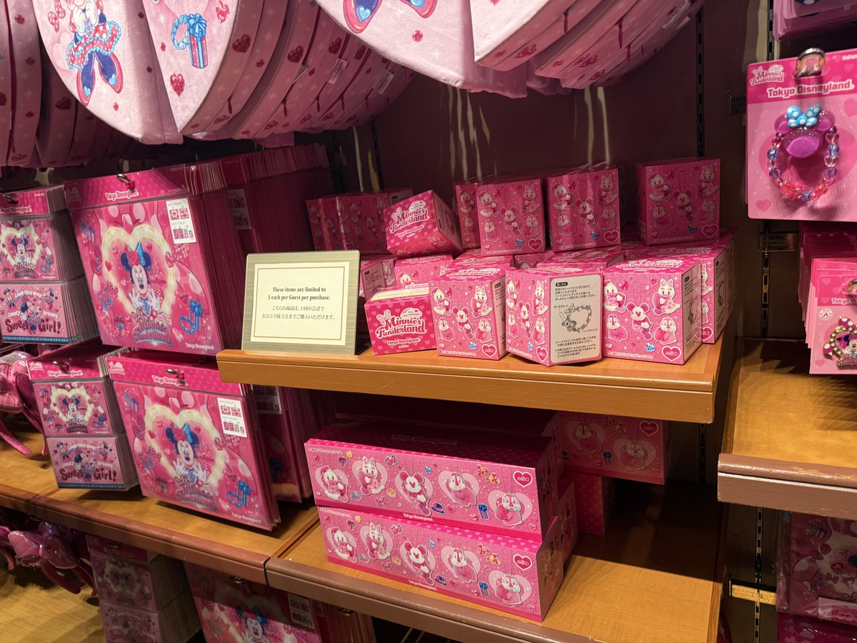 Qcocoqp's tweet photo. ボンボの在庫これだけかあ！ミニーのファンダーランド人気すごい🎀💭 #tdr_now https://t.co/zJ2ff7XhLf