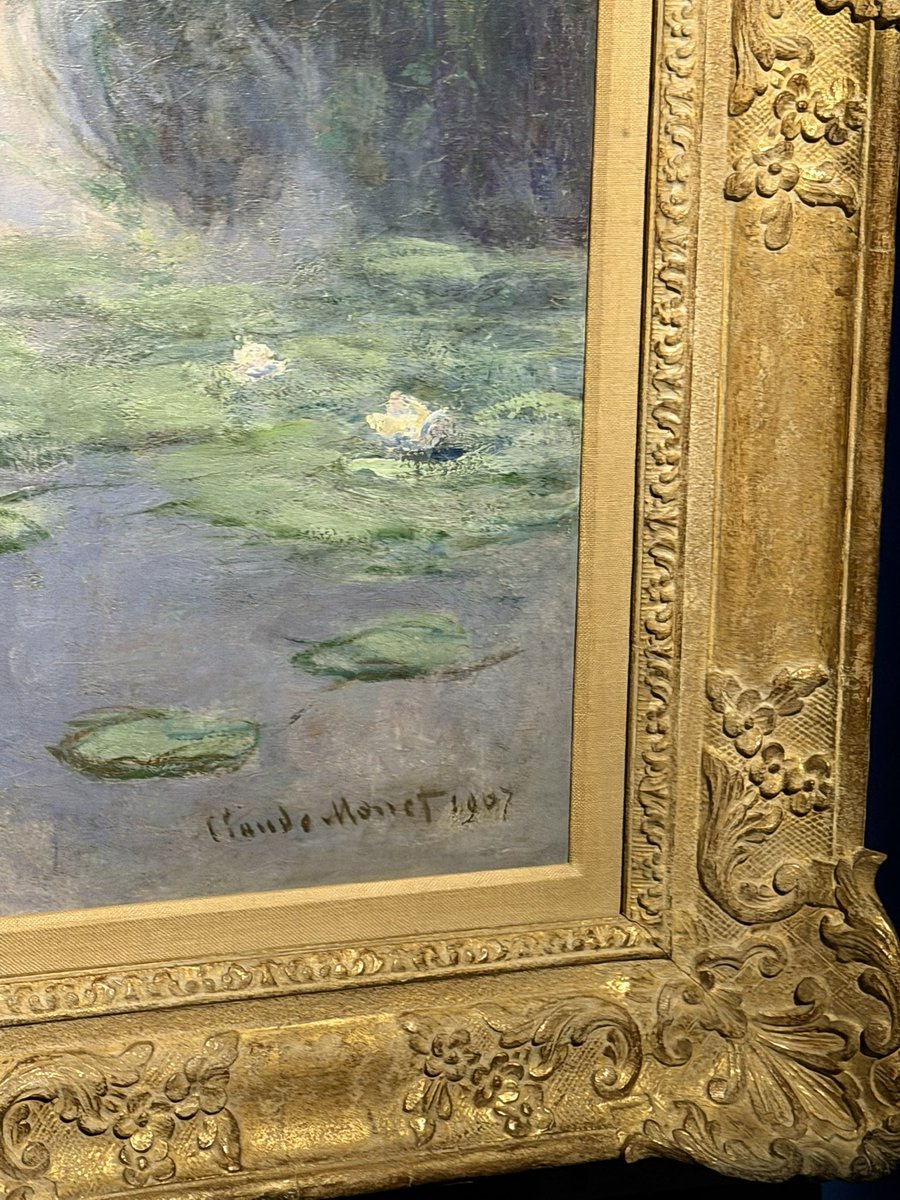 자칭 모네 덕후로서 지금까지 국내에서 봤던 수련🪷 작품 중 오늘 전시에서 본 게 제일 좋았다…
그의 시력이 심하게 안 좋아지기 전 마지막으로 그린 작품이라는 점도 가섬팍 찢어지게 좋았다….
뭣보다 전시장의 공간 구성과 조명, 도슨트가 한몫했다🌟

이번 전시 도슨트 왕추천 합니다🤧