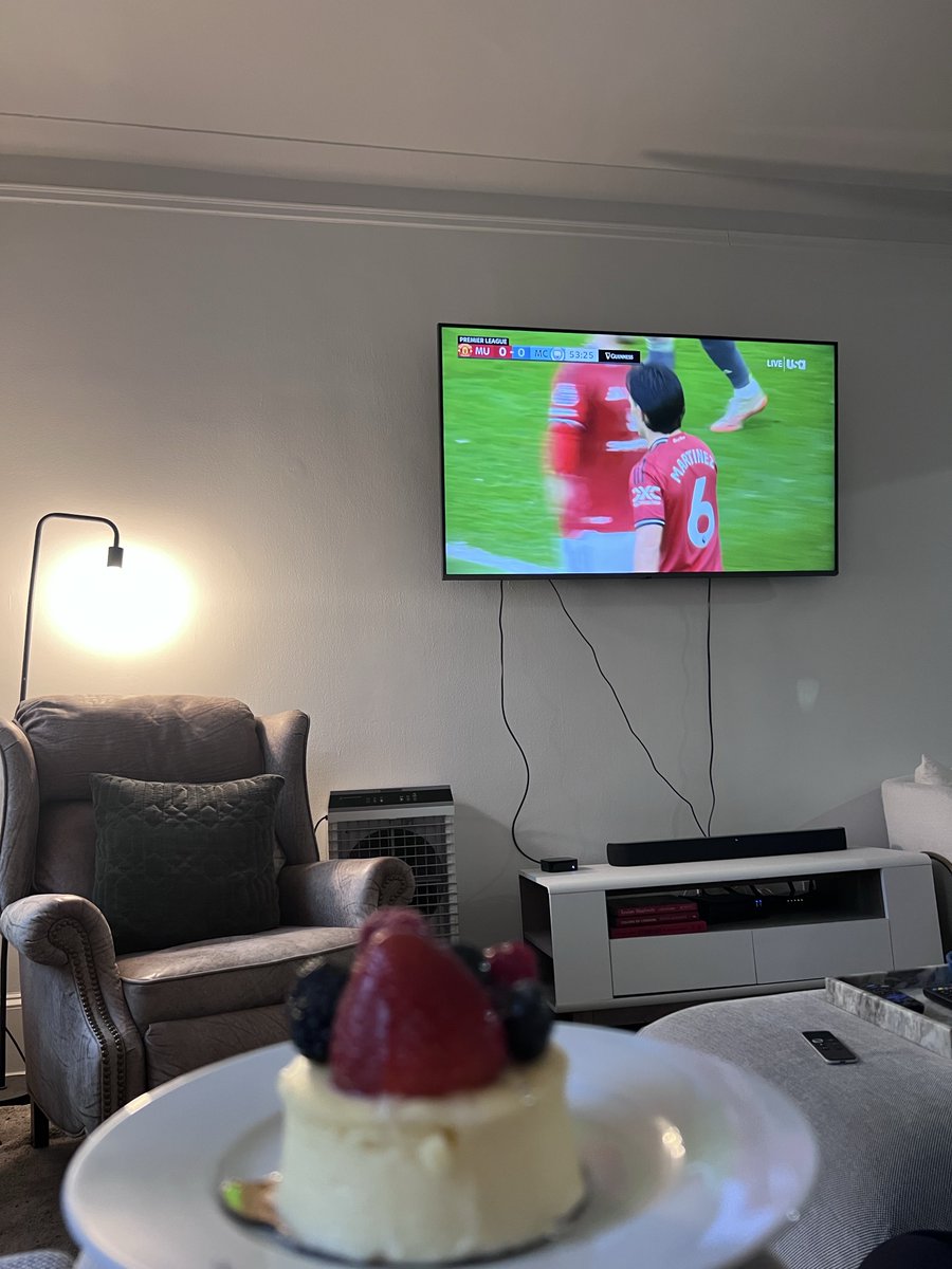 aggzzx's tweet photo. Americans snapped with this Premier League breakfast thing icl https://t.co/0GjuhFxQLV