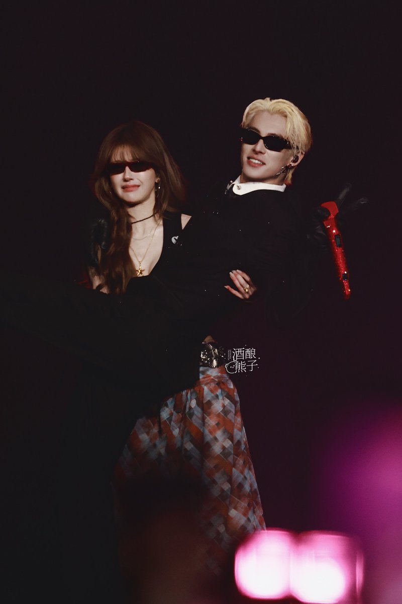 ForCdrama's tweet image. #ZhaoLusi princess carried #WangHedi for their ending pose during their duet performance at D Party concert.