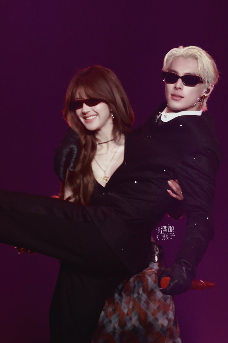 ForCdrama's tweet image. #ZhaoLusi princess carried #WangHedi for their ending pose during their duet performance at D Party concert.