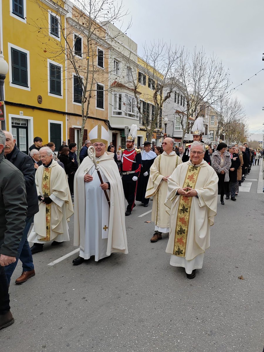 Hoy hemos asistido a la solemne misa de Sant Antoni, oficiada por el Sr. Obispo en la Catedral de Menorca y posteriormente a la procesión donde se rememora la entrada de las tropas del Rey Alfonso III a Ciutadella en enero de 1287, con los "tres tocs". Feliz dia de Sant Antoni!