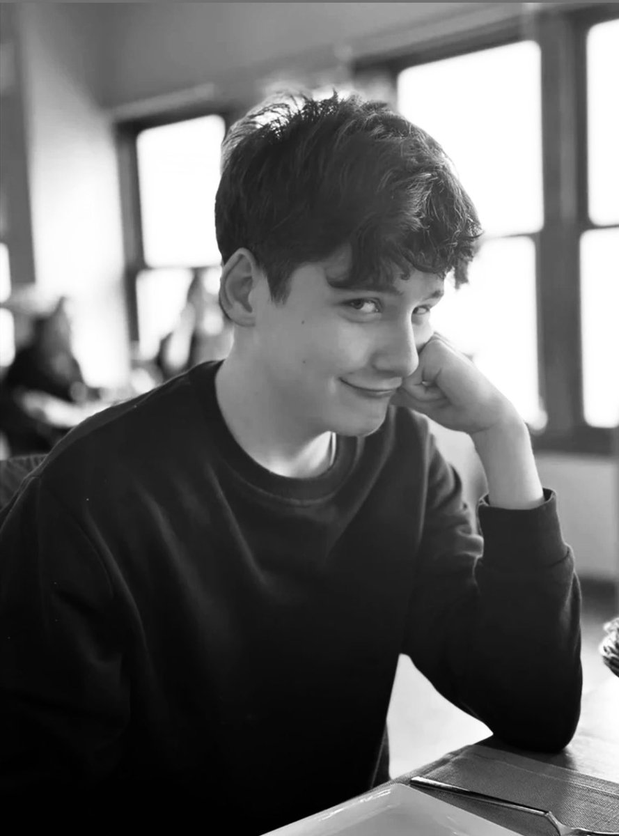 Öyle bir noktaya geldik ki, ne söylesek az geliyor; yazarın dediği gibi sussan acıtıyor, konuşsan kanatıyor. Ölmek için on yedi yaş çok erken değil mi? Böyle bir acımasızlık ne kâğıda sığıyor, ne kaleme. 🥲#AtlasÇağlayanİçinAdalet