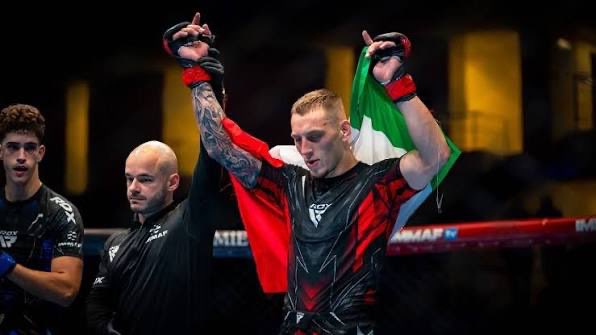 Je rêve que ARES ou Hexagone aille chercher Daniel Bucur 🇮🇹

Champion du monde &amp; d’Europe IMMAF
16-1 | 7 finitions

Une énorme signature pour l’un des meilleurs prospects MW en Europe 🚀🥊