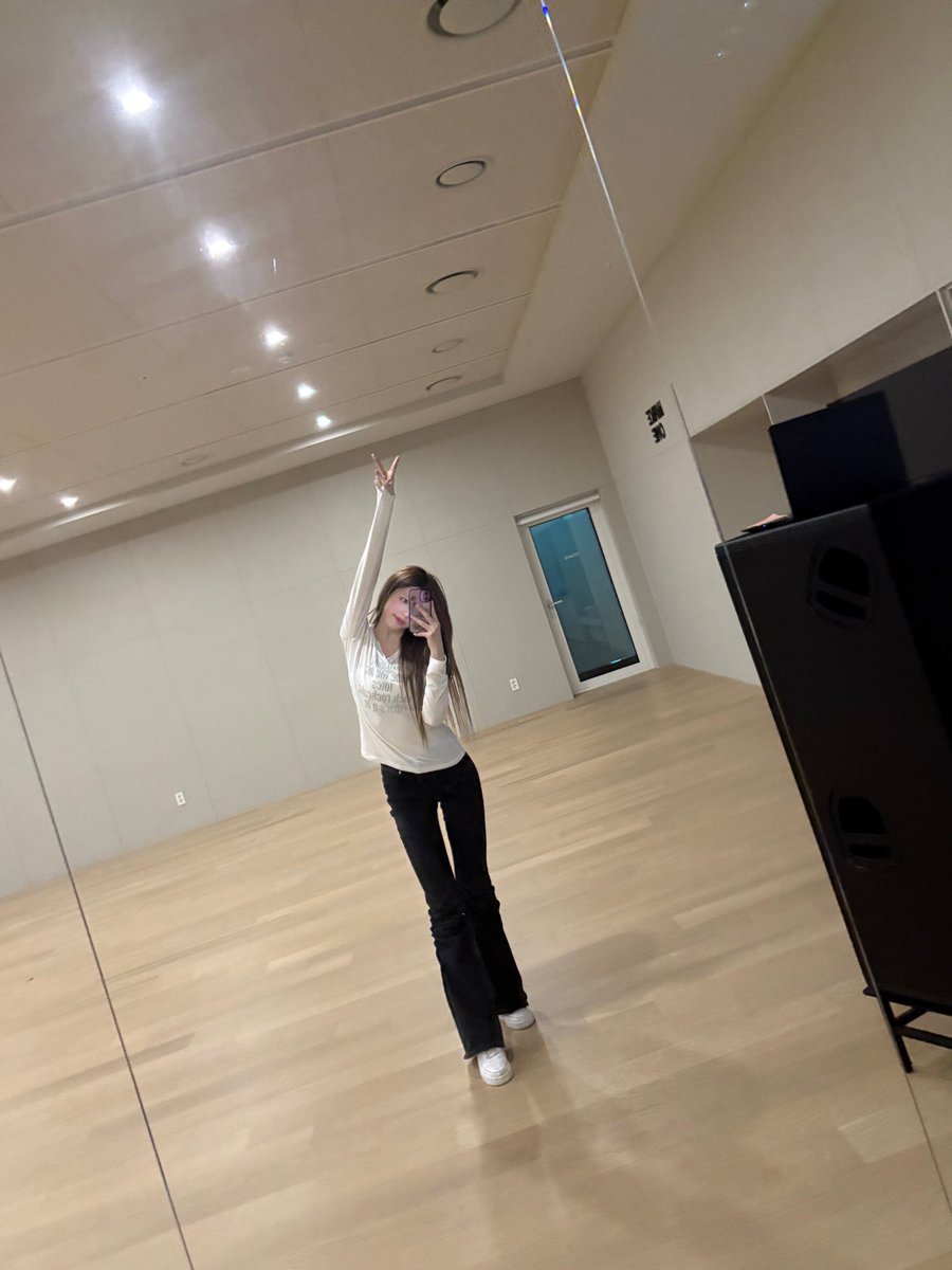 izna_offcl's tweet image. [izME📮]

거울 속 삐🪞❤️

#izna #이즈나
#JEONGSAEBI #정세비