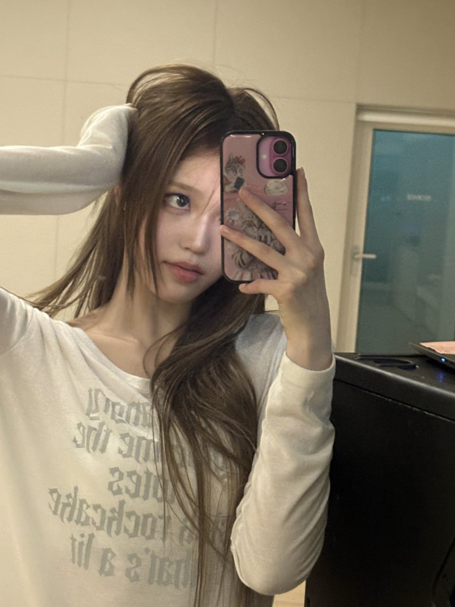 izna_offcl's tweet image. [izME📮]

거울 속 삐🪞❤️

#izna #이즈나
#JEONGSAEBI #정세비