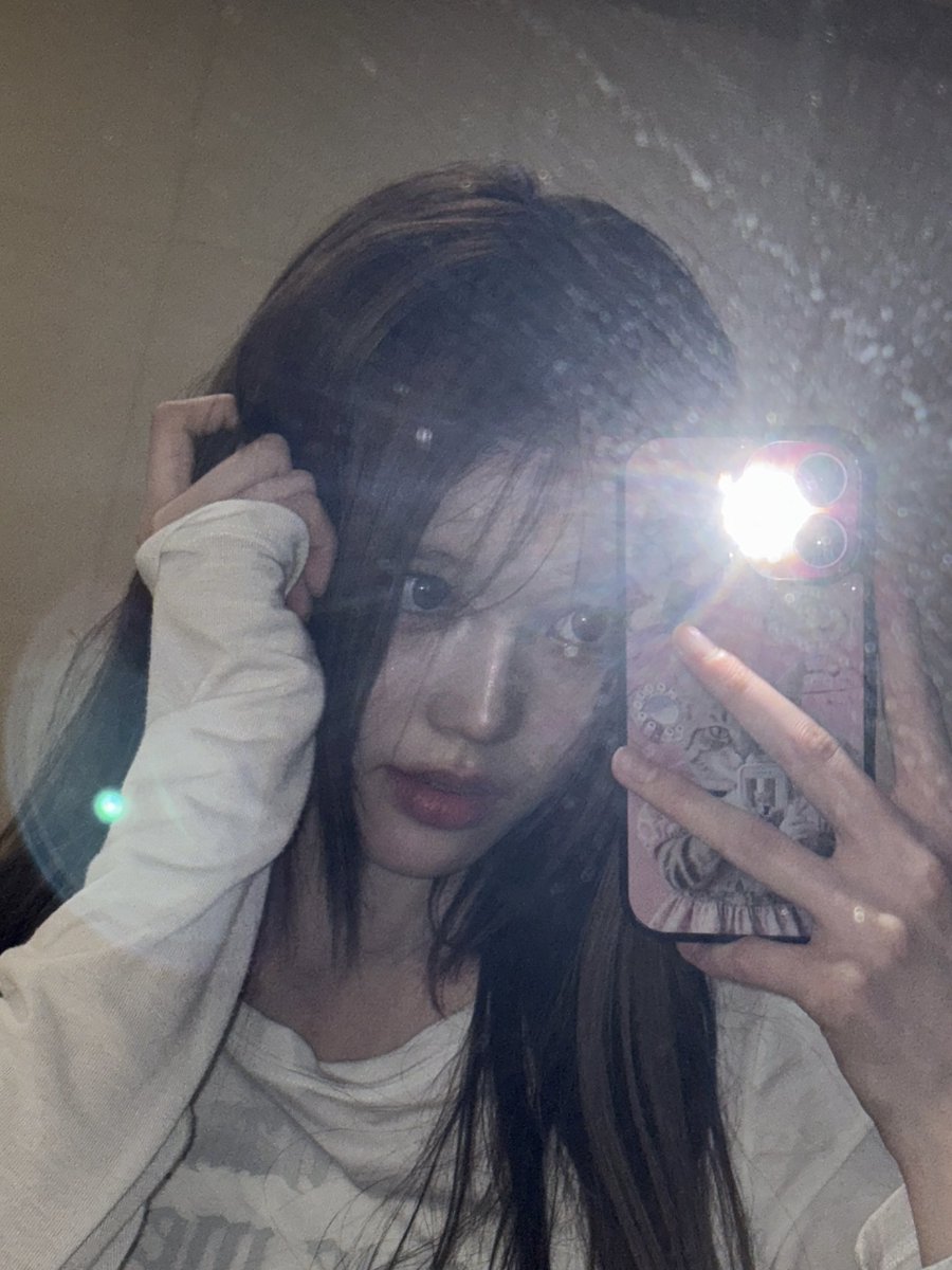 izna_offcl's tweet image. [izME📮]

거울 속 삐🪞❤️

#izna #이즈나
#JEONGSAEBI #정세비