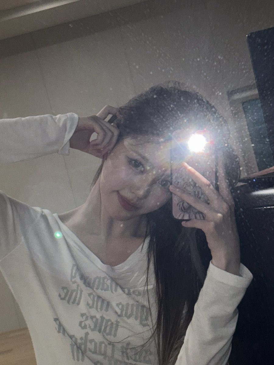 izna_offcl's tweet image. [izME📮]

거울 속 삐🪞❤️

#izna #이즈나
#JEONGSAEBI #정세비