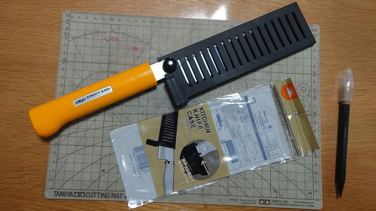 str79ymm's tweet image. クラフトのこ にドンピシャと噂の、セリアのアウトドア包丁ケースは置いてなかったのでダメ元で違うの買うてきた。
要･小加工だがしばらくはこれでいいや。