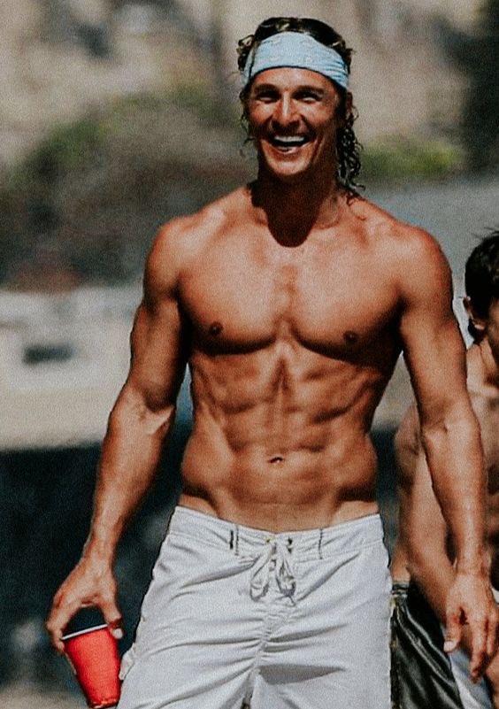 Gerçek şu:

Erkekler sevgi istemez.
Erkekler kabul edilmek istemez.

Bu yüzden terapi erkeklerde çoğu zaman ters teper.

Erkekler güç ister.
Erkekler kendini yeterli ve etkili hissetmek ister.

Tüm o “travma keşfini” bir kenara bırak.
Sorunlarını sürekli konuşmayı bırak.

Rol