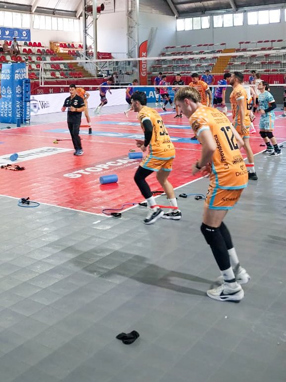 #LVA Arrancó el partido en el Diego Armando Maradona de Morón 

Tour 4 - Fecha 11

Monteros Vóley - Waiwen

En vivo: youtube.com/live/AxBjTV-AI…

#SomosMVC
#OrgulloNaranja