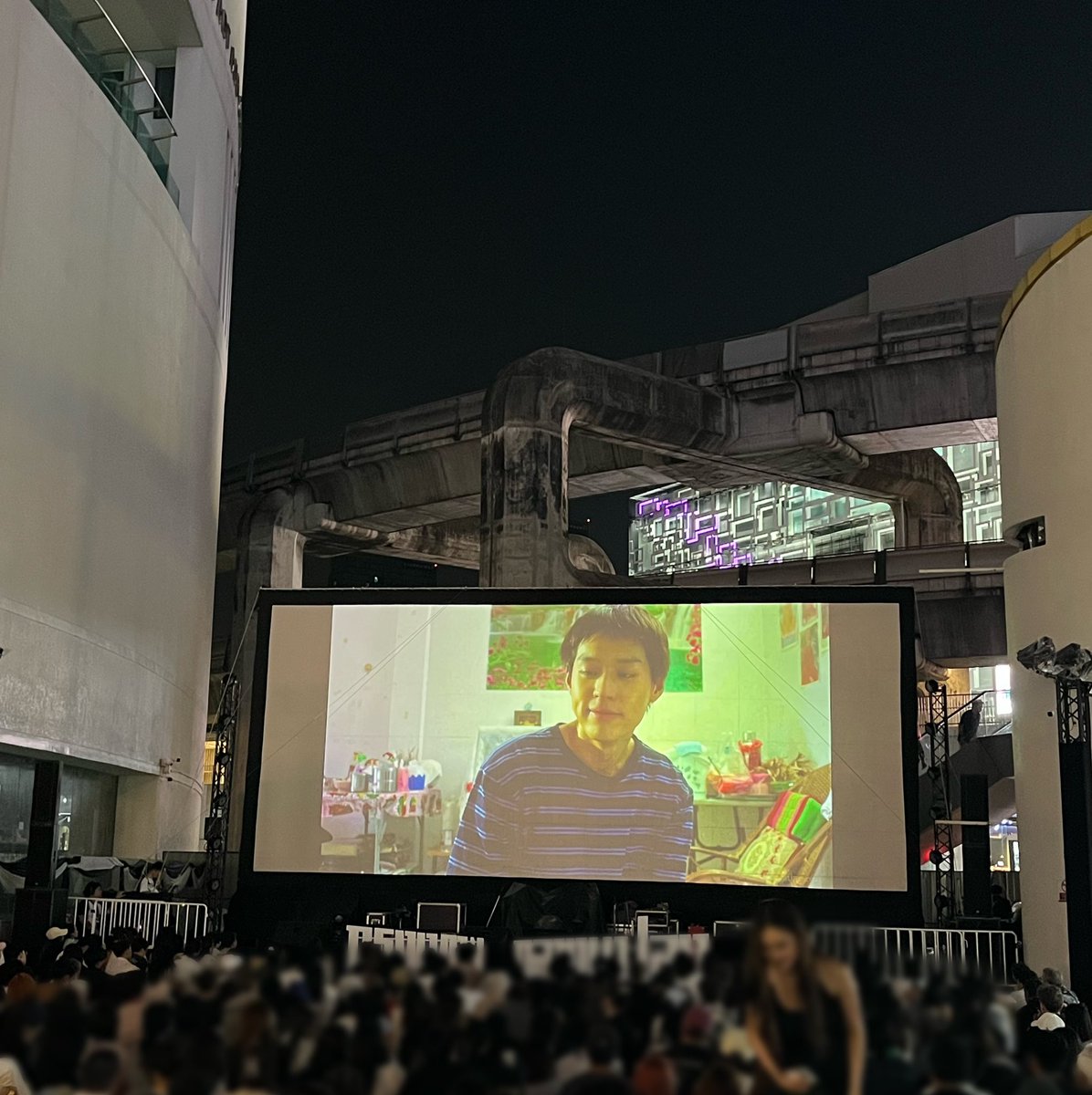 BesideBillkin's tweet image. วันนี้ ที่งาน #กรุงเทพกลางแปลง ฉายภาพยนตร์ #หลานม่า ที่ลานหน้าหอศิลป์ด้วยนะ อาเอ็มและทีมหลานม่าได้เฉิดฉายให้พี่ชาวกรุงเทพได้รับชมอีกครั้งด้วยยยย 🤍👵🏻👦🏻

#LAHNMAH
#Bbillkin #บิวกิ้น 
#Besidebillkin